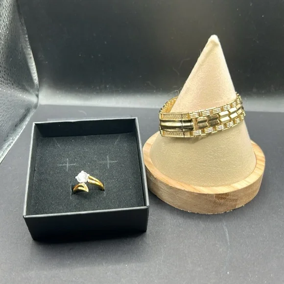 Vintage jewelry box with jewelry selection. Earring, necklaces, ring, etc. - Picture 11 of 16